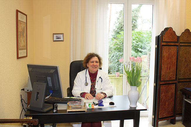 Dr. Claudia Böhnke in ihrem Sprechzimmer